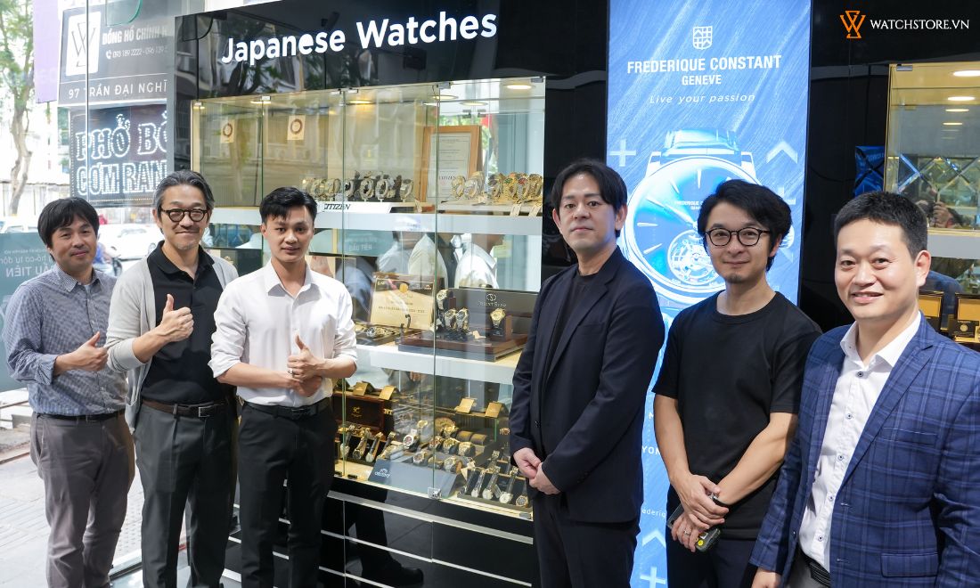 Đại diện Orient tham quan showroom WatchStore