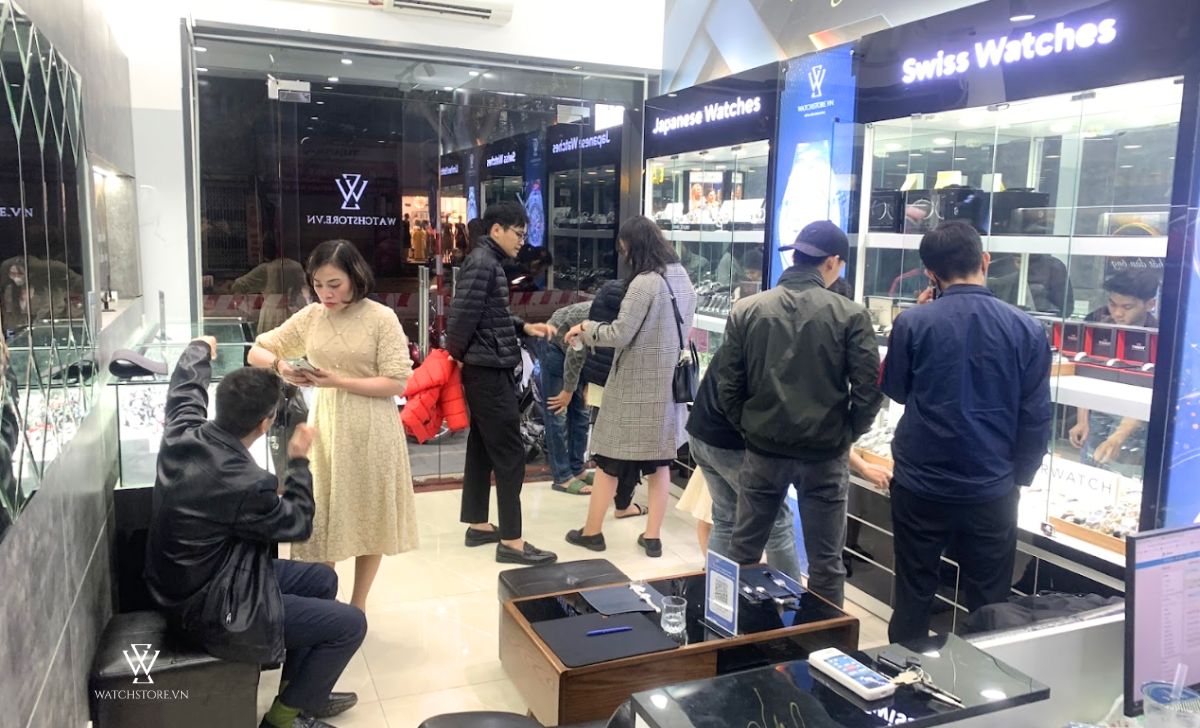 Khach Hang Tai Watchstore Tran Dang Ninh