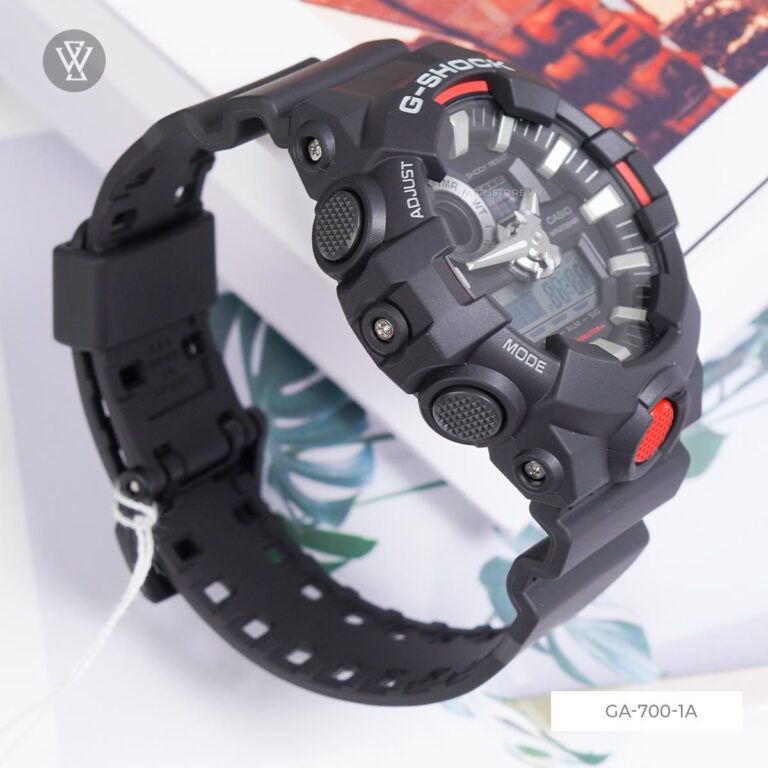 Cận cảnh Đồng hồ ở góc nghiêng, làm nổi bật cấu trúc vỏ chống va đập và độ dày ấn tượng.