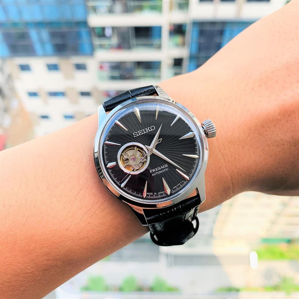 Top 15 đồng hồ cơ lộ máy dây da đáng sở hữu nhất 2023 - Ảnh 12 Top 15 đồng hồ cơ lộ máy dây da đáng sở hữu nhất 2023 - Ảnh 12