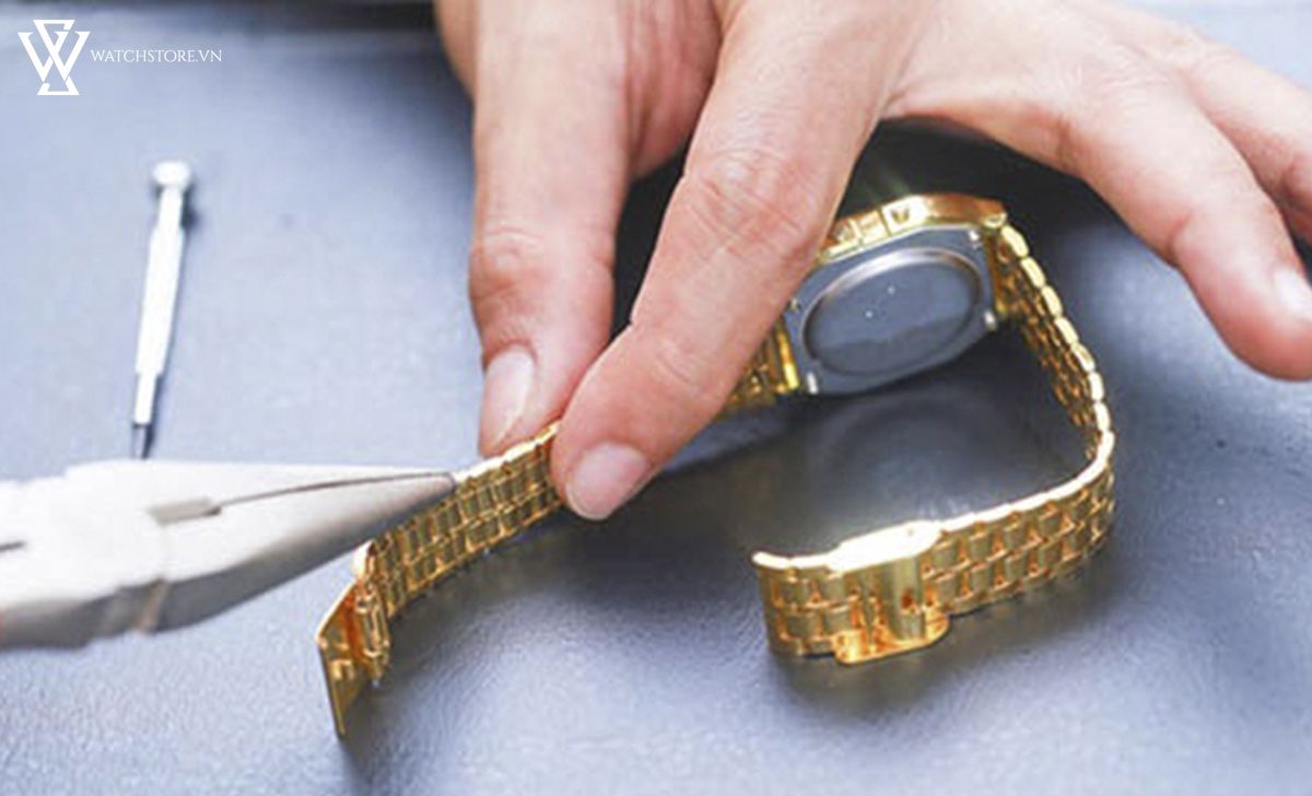 Hướng dẫn cách đeo đồng hồ dây kim loại chuẩn nhất - Ảnh 7 Hướng dẫn cách đeo đồng hồ dây kim loại chuẩn nhất - Ảnh 7