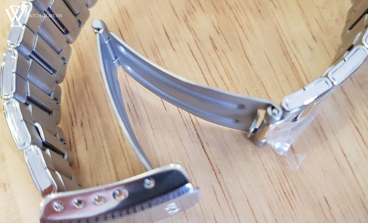 Hướng dẫn cách đeo đồng hồ dây kim loại chuẩn nhất - Ảnh 8 Hướng dẫn cách đeo đồng hồ dây kim loại chuẩn nhất - Ảnh 8