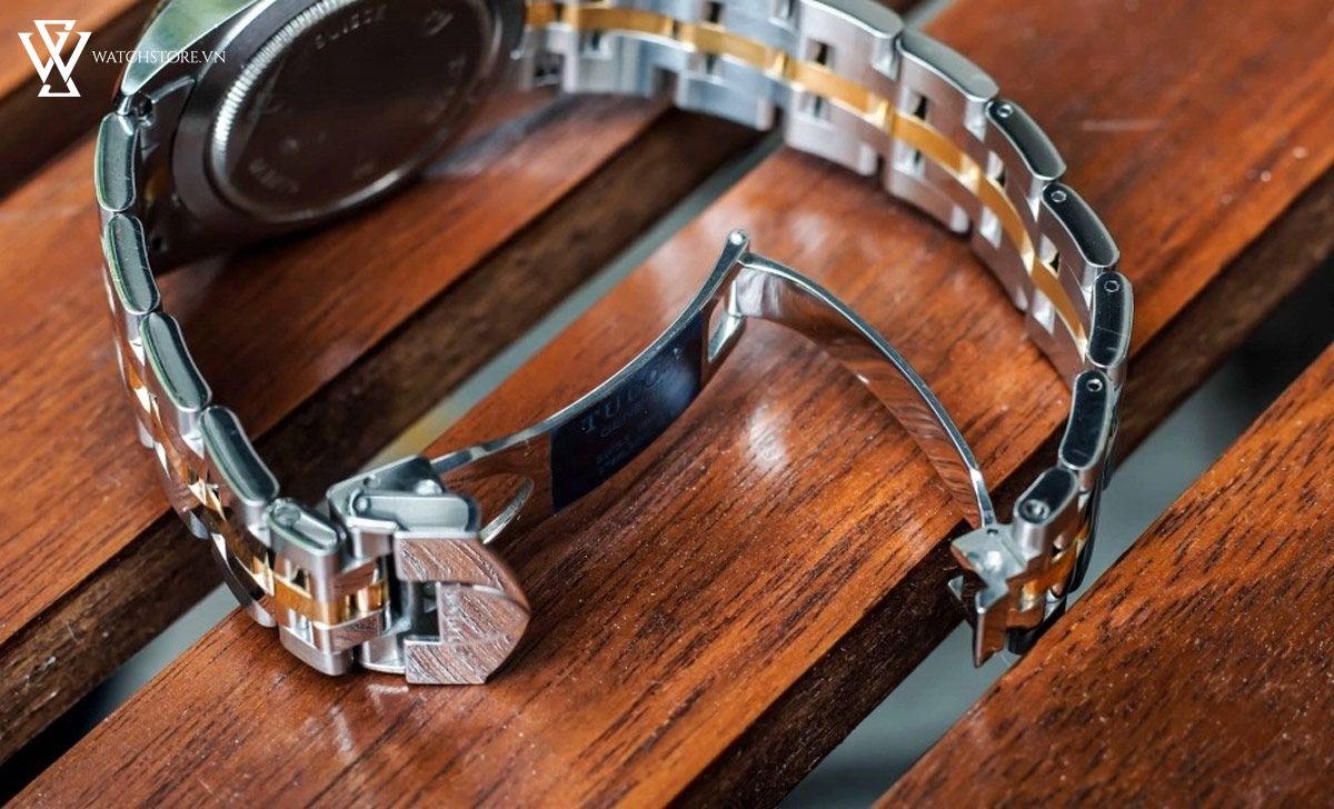 Hướng dẫn cách đeo đồng hồ dây kim loại chuẩn nhất - Ảnh 9 Hướng dẫn cách đeo đồng hồ dây kim loại chuẩn nhất - Ảnh 9