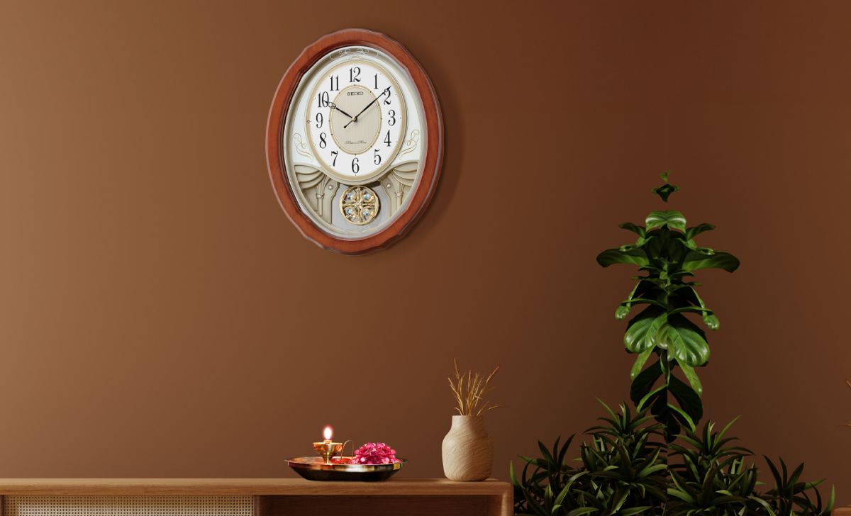 10+ mẫu đồng hồ treo tường trang trí phòng khách hợp mệnh phong thủy 7 đồng hồ treo tường Seiko QXM351B