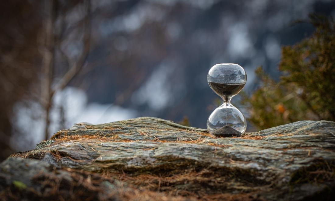 Đồng hồ cát là gì? Giải mã từ A-Z về biểu tượng thời gian thú vị 2 Đồng hồ cát vẫn giữ một vị trí đặc biệt trong văn hóa và lịch sử