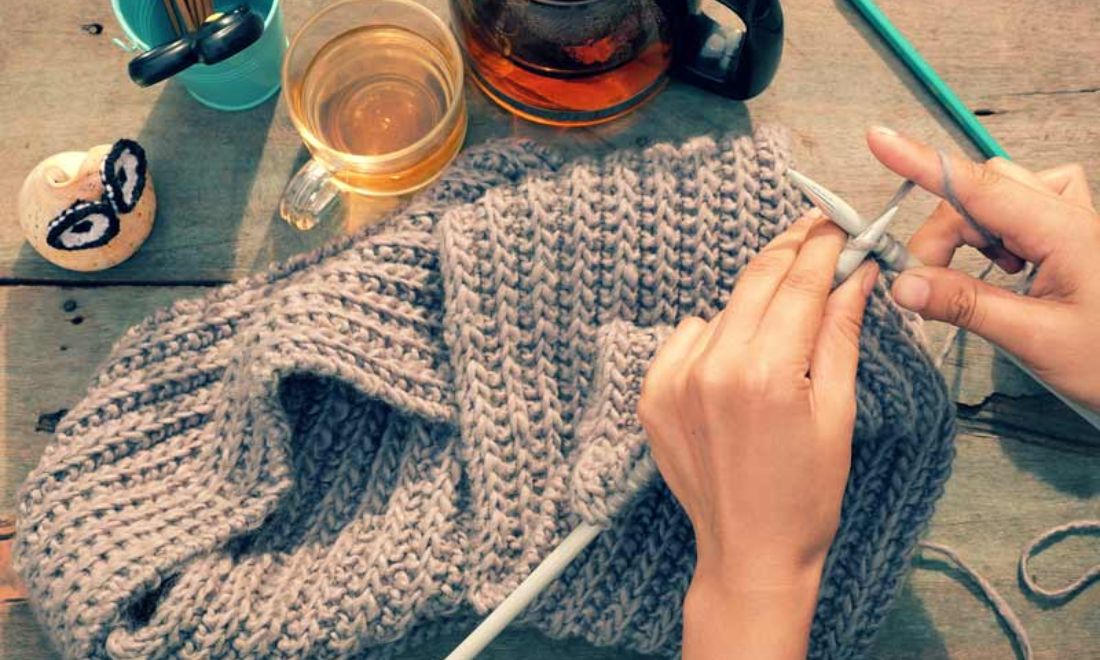 Top 50+ Món quà tặng chồng khiến chàng mê tít 13 Còn gì ý nghĩa hơn một chiếc khăn len tự đan khi chồng là người mê đồ handmade