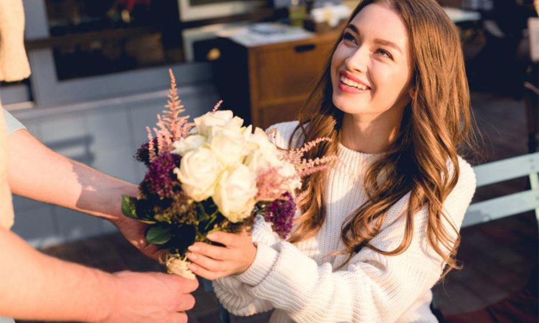 Quà tặng dưới 1 triệu và “mẹo” để món quà trở nên vô giá 10 Khi tặng quà cho phụ nữ, đừng quên một bó hoa tươi