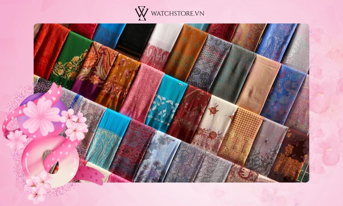 Làm thế nào để chọn đúng quà tặng 8/3 khiến phái đẹp ưng ý? 12 Khăn choàng là món quà hữu ích