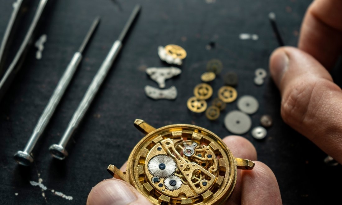 Hướng dẫn cách lên dây cót đồng hồ cơ cho người mới 6 Chuẩn bị dụng cụ trước khi xả cót