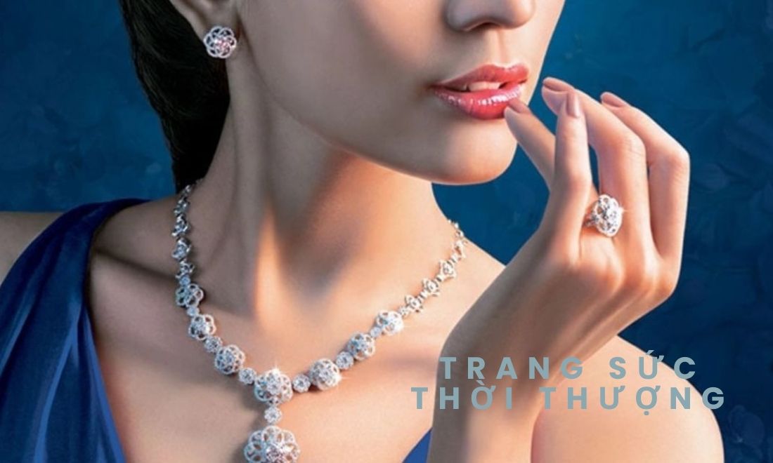 Phụ kiện thời trang là gì? Cập nhật xu hướng HOT nhất năm 2026 2 Những món trang sức lấp lánh là điểm nhấn cho trang phục