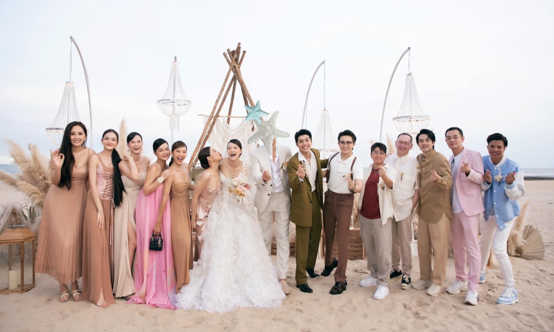 Đi đám cưới mặc gì? 20+ Gợi ý Phối đồ HIỆN ĐẠI, SANG TRỌNG cho NAM và NỮ 2 Trang phục đi đám cưới ngoài trời nên thoải mái và dễ di chuyển