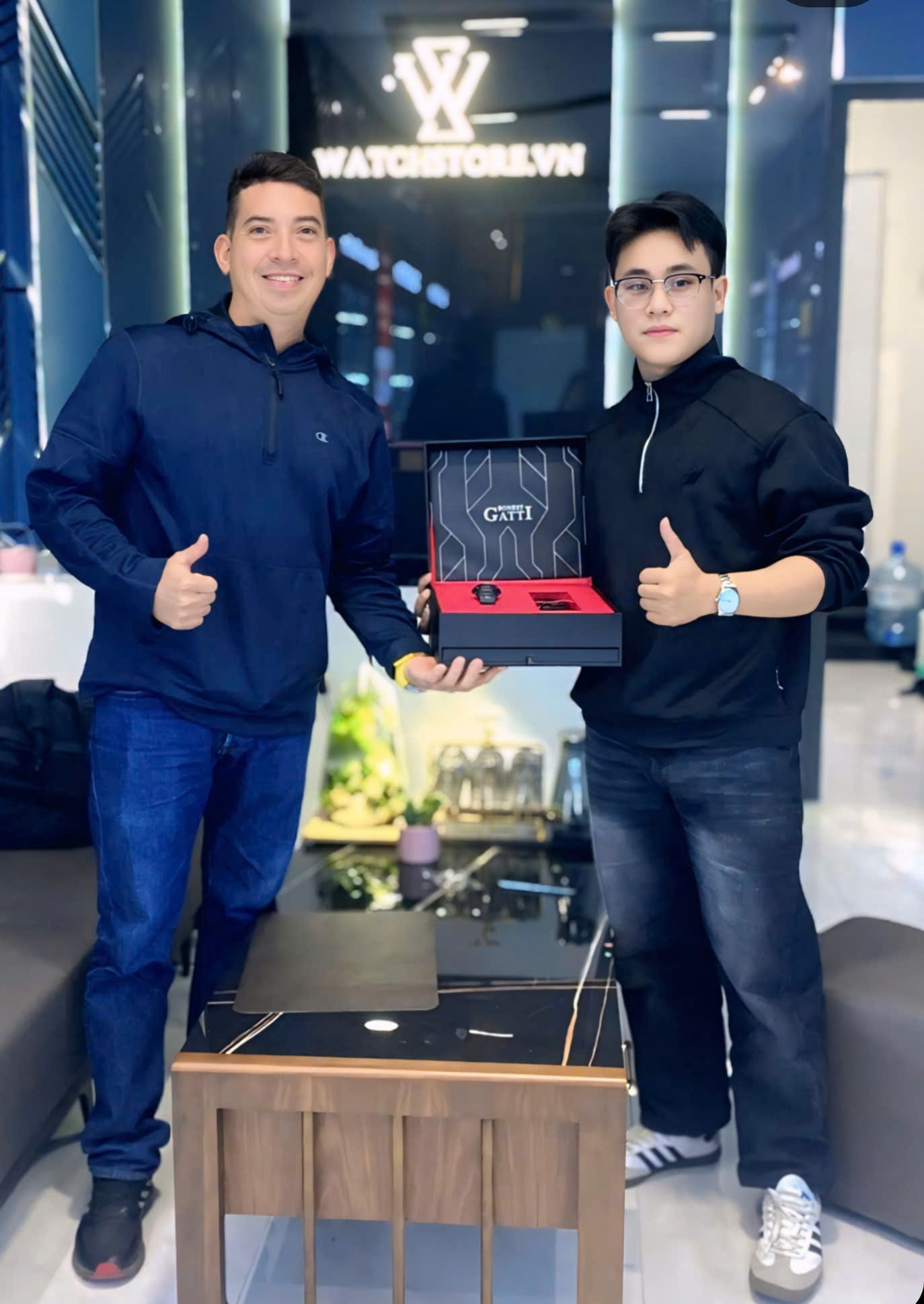 khach hang mua hang tai watchstore 10