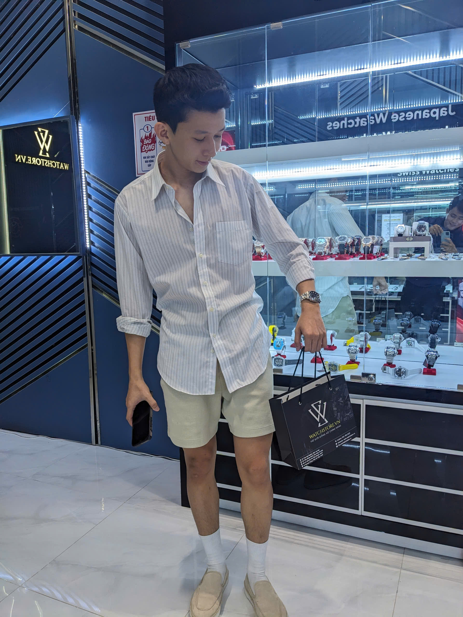 khach hang mua hang tai watchstore 11