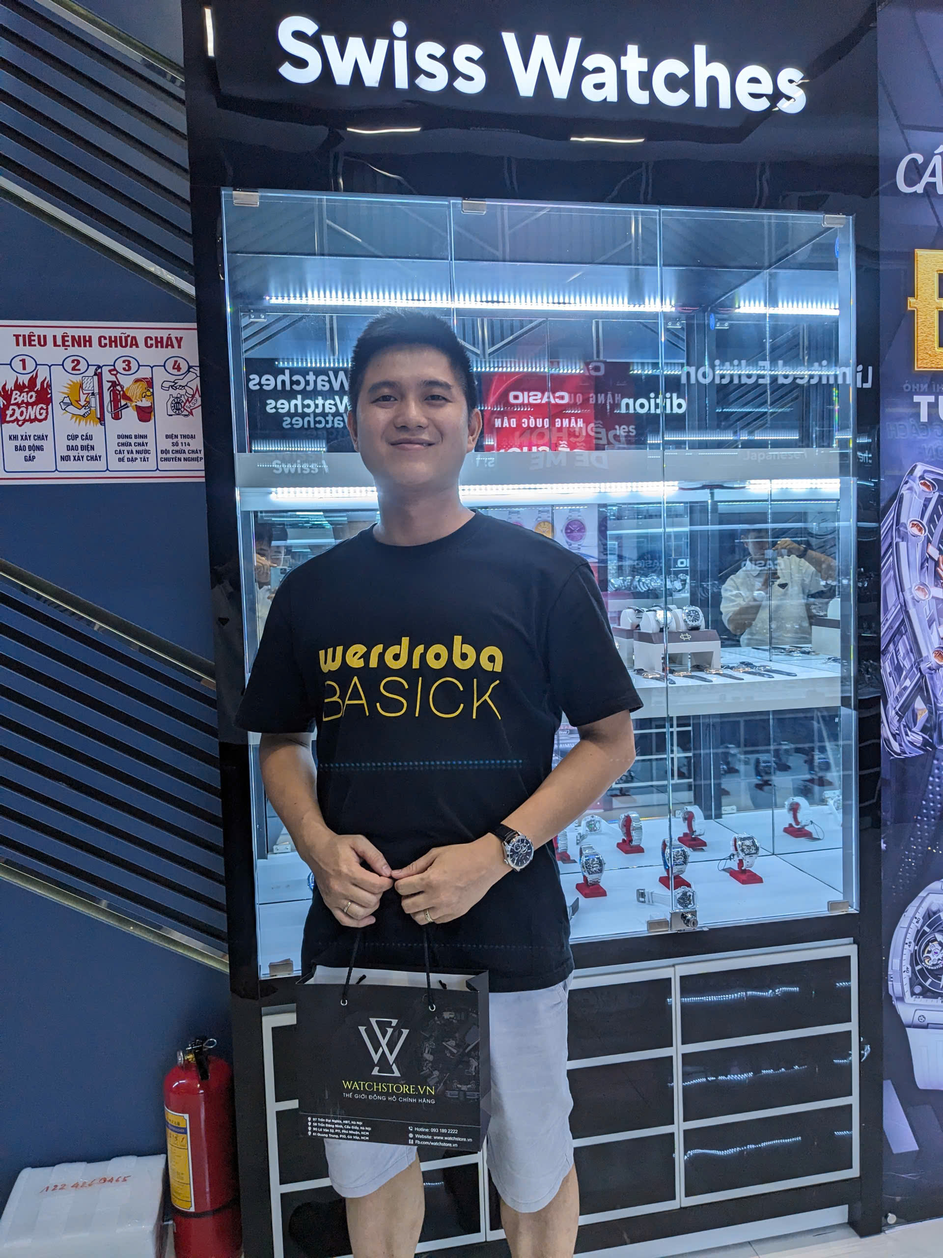 khach hang mua hang tai watchstore 12