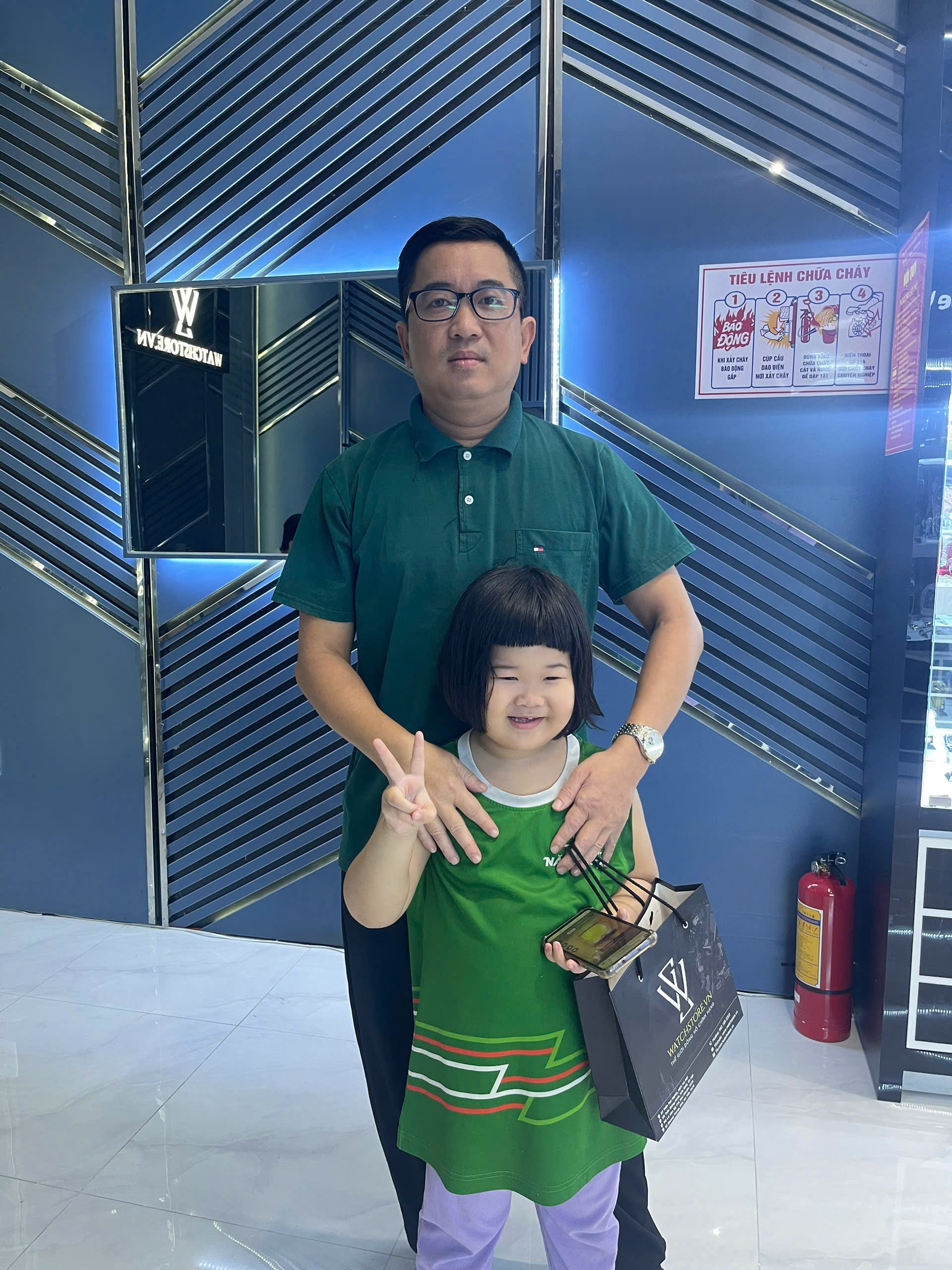 khach hang mua hang tai watchstore 7