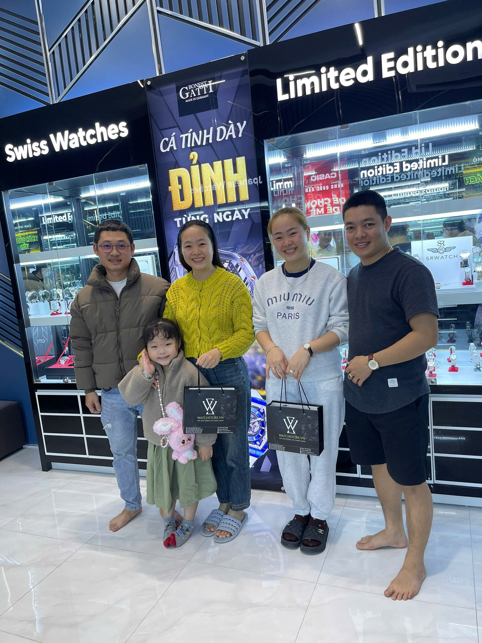 khach hang mua hang tai watchstore 8