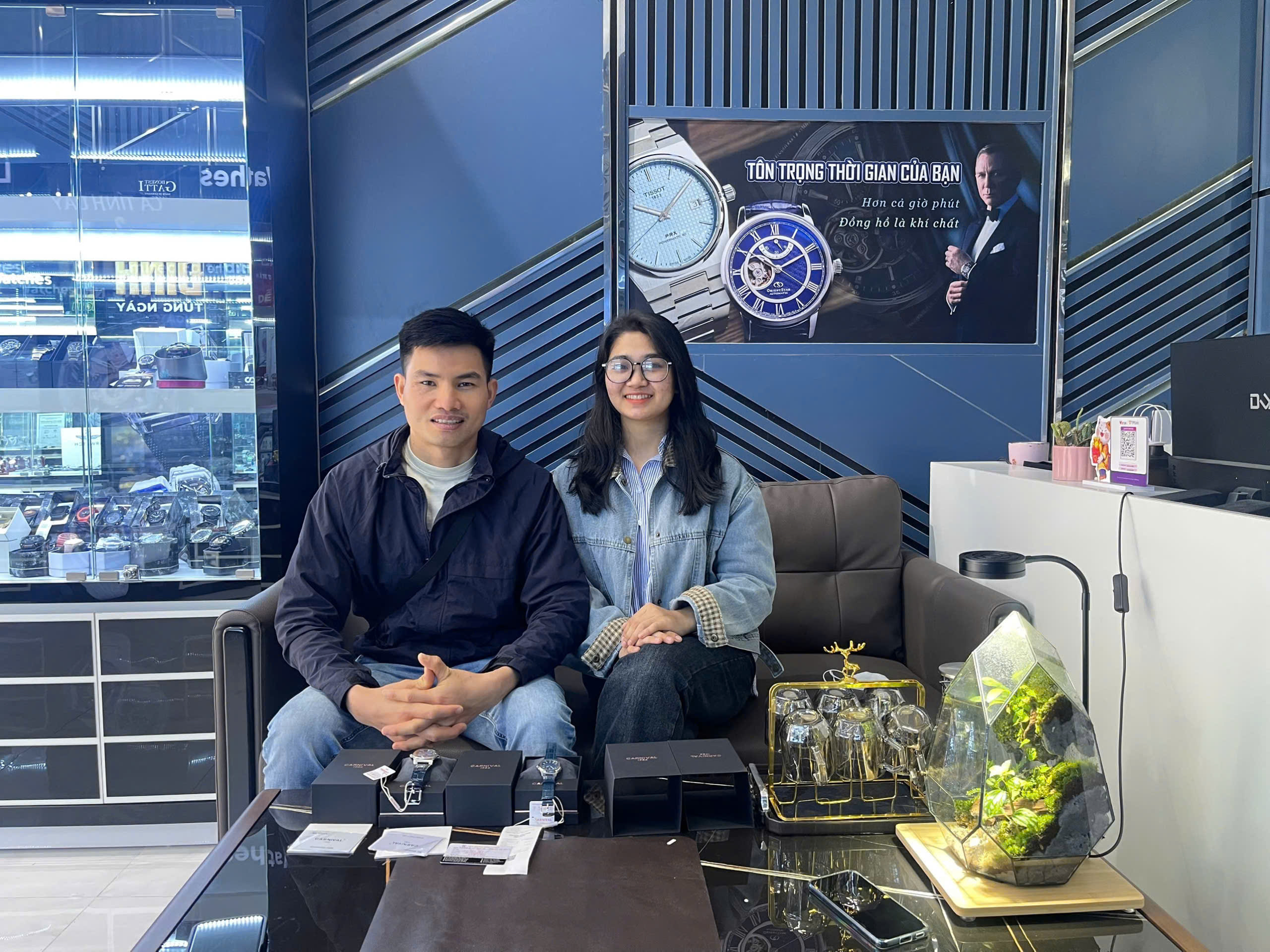 khach hang mua hang tai watchstore 9